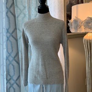 NWOT GRAY SWEATER! Very flattering size small ❤️